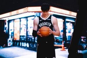 曾凡博晒身穿篮网球衣照:由衷感谢大家 我会去全力追赶这个夏天
