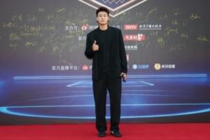 赵睿现身微博篮球之夜红毯!一身黑西服帅气登场!