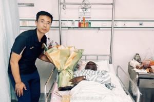  铜梁龙官方：球队总经理探望阿萨莫阿，后者也对张志雄表达了谅解