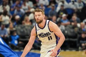  犯规挺多！小萨上半场9投3中拿到8分4板3助 被吹4次犯规